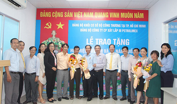 Đảng bộ Khối cơ sở Bộ Công Thương tại TP. Hồ Chí Minh, tổ chức trao tặng Huy hiệu 40 năm và 30 năm tuổi Đảng