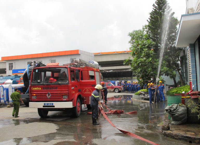 Công ty CP Cơ khí Xăng dầu diễn tập PCCC năm 2012