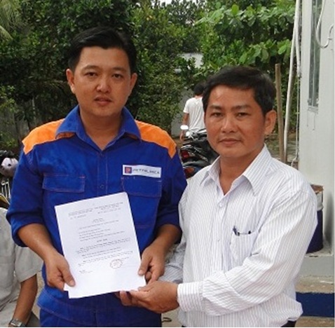 Anh Trương Thanh Tùng trả lại vàng cho người bị mất
