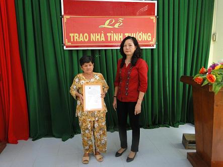 Trao 02 căn nhà tình thương tặng hộ nghèo