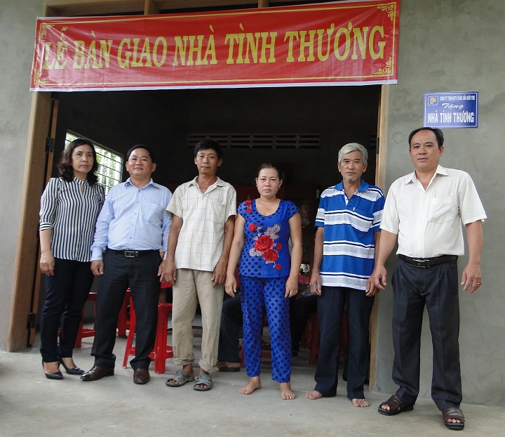 Trao 2 nhà tình thương tặng hộ nghèo huyện Thạnh Phú