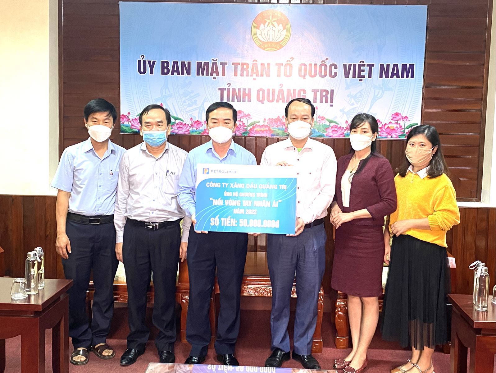 Công ty Xăng dầu Quảng Trị ủng hộ chương trình Nối vòng tay nhân ái