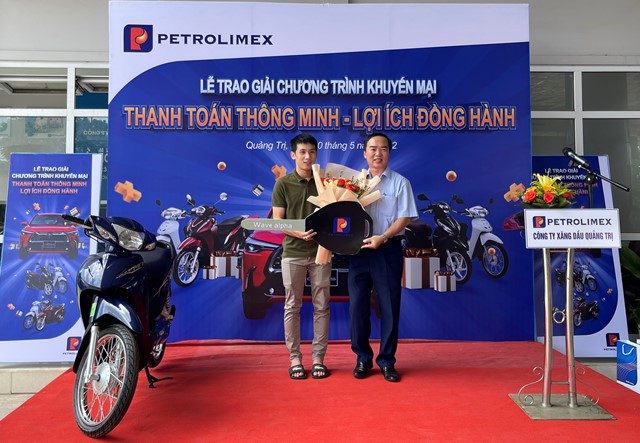 Trao giải Chương trình khuyến mại "Thanh toán thông minh-Lợi ích đồng hành" cho các khách hàng trúng thưởng địa bàn tỉnh Quảng Trị