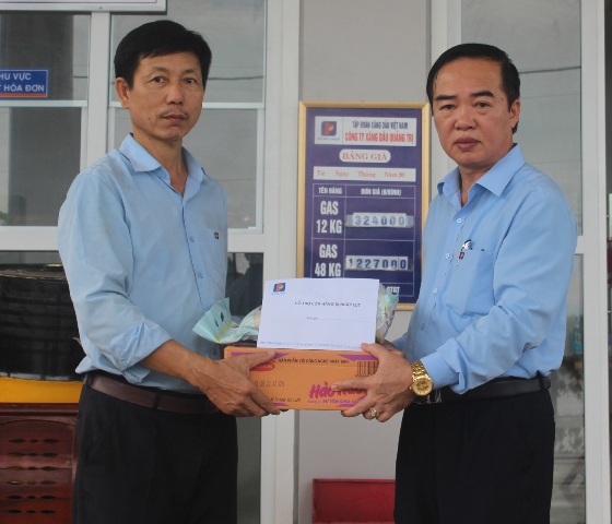 Kịp thời hỗ trợ, thăm hỏi, động viên các cửa hàng bị ngập lụt