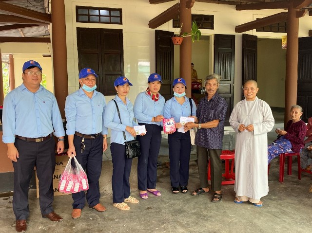 Tinh thần tương thân, tương ái, hỗ trợ dân khắc phục hậu quả  lũ lụt của đoàn viên Công đoàn bộ phận 1