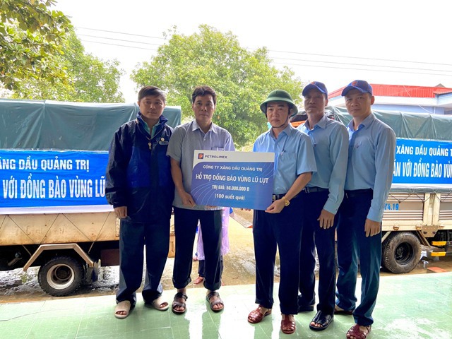 Petrolimex Quảng Trị hỗ trợ 500 triệu đồng chia sẻ khó khăn với đồng bào vùng lũ lụt
