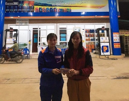 Tấm gương sáng về lòng trung thực của chị Hoàng Thị Nhi, Nhân viên Petrolimex-Cửa hàng 02