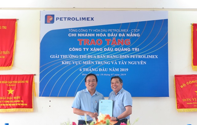 Petrolimex Quảng Trị nhận Giải thưởng "Thi đua bán dầu nhờn Petrolimex 6 tháng đầu năm 2019"