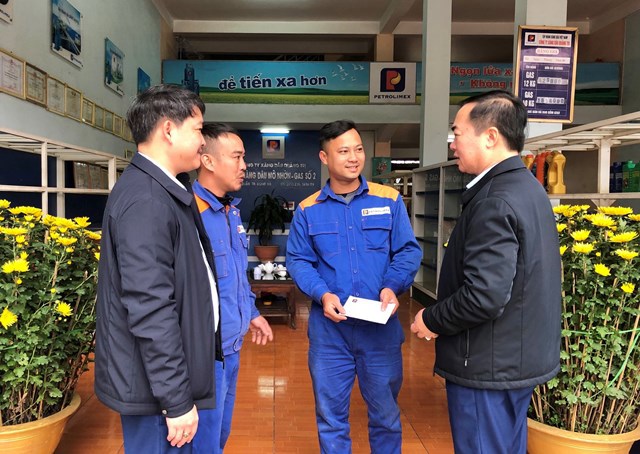 Lãnh đạo Công ty và các phòng nghiệp vụ kiểm tra, thăm hỏi, tặng quà và chúc Tết các cửa hàng trực thuộc