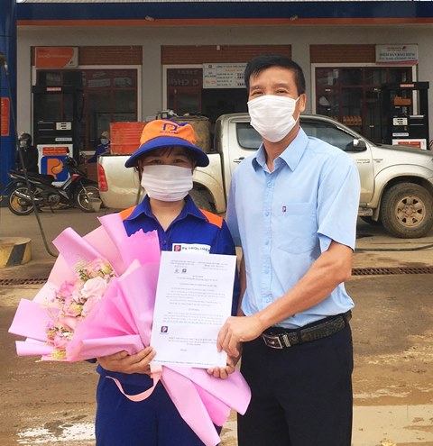 Nhân viên PETROLIMEX-CỬA HÀNG 12 Nguyễn Thị Minh Giao "Nhặt được của rơi trả lại người mất"