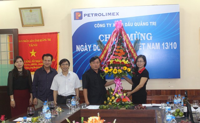 Lãnh đạo tỉnh chúc mừng Petrolimex Quảng Trị nhân Ngày Doanh nhân Việt Nam (13/10)