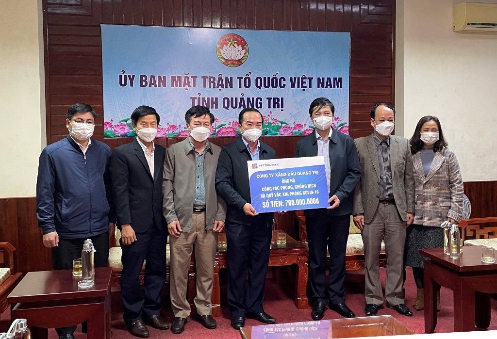 Công ty Xăng dầu Quảng Trị ủng hộ 700 triệu đồng cho công tác phòng, chống dịch và Quỹ vắc xin phòng Covid-19 của tỉnh