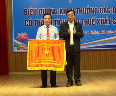 Petrolimex Quảng Trị nhận Cờ thi đua Giải Đặc biệt năm 2019 của UBND tỉnh Quảng Trị