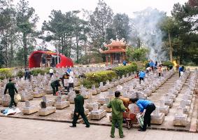 Sưởi ấm phần mộ các anh hùng liệt sĩ