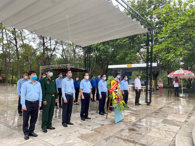 Dâng hương tưởng niệm các Anh hùng Liệt sĩ tại Quảng Trị