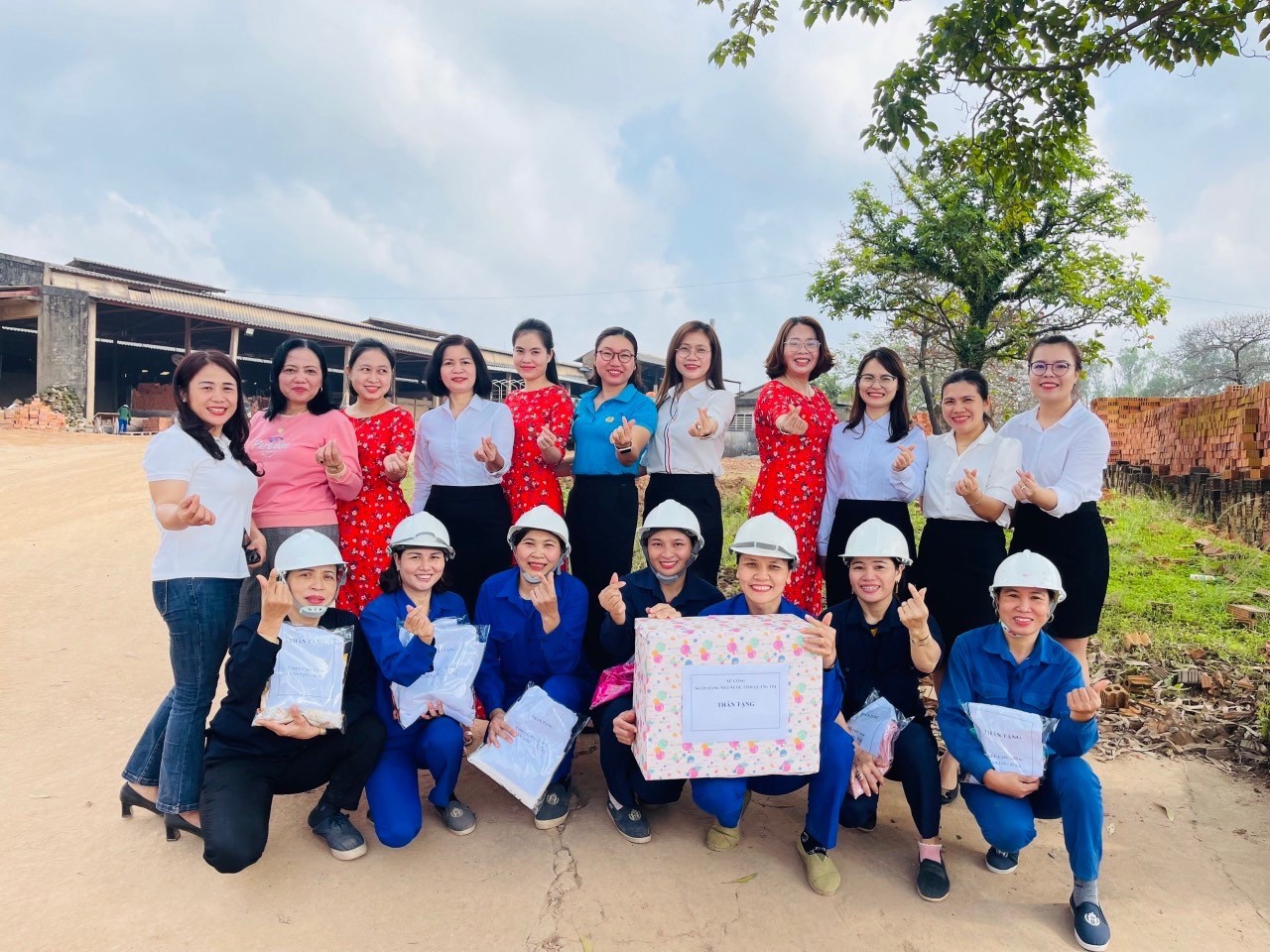 Công đoàn, nữ công Công ty Xăng dầu Quảng Trị hưởng ứng Chương trình “Áo dài yêu thương” năm 2023
