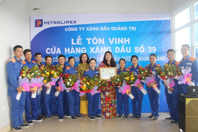 Tôn vinh CHXD số 39 bán xăng dầu vượt 1.000 m3/tháng chỉ sau chưa đầy một năm khai trương
