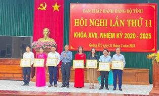 Đảng bộ Petrolimex Quảng Trị vinh dự nhận Bằng khen "Hoàn thành xuất sắc nhiệm vụ" tiêu biểu 5 năm liên tục (2018-2022)