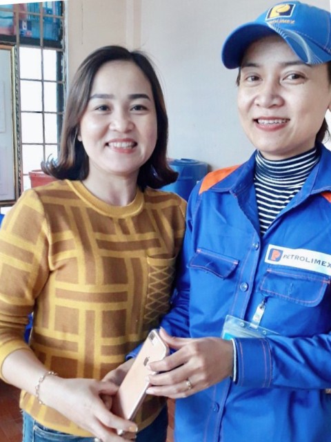 Chị Nguyễn Thị Kiều Oanh nhặt được của rơi trả lại cho khách hàng