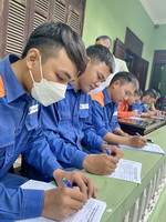Hào hứng cho đi "Giọt xăng hồng - Giọt dầu đỏ"