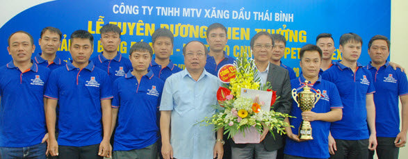 Tuyên dương á quân bóng đá mini giải chào mừng 90 năm Ngày truyền thống 13/3