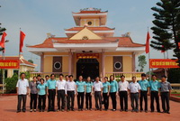 Dâng hương và làm theo lời Bác