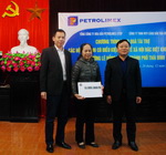 Tặng quà các hộ gia đình có hoàn cảnh đặc biệt khó khăn tại phường Lê Hồng Phong