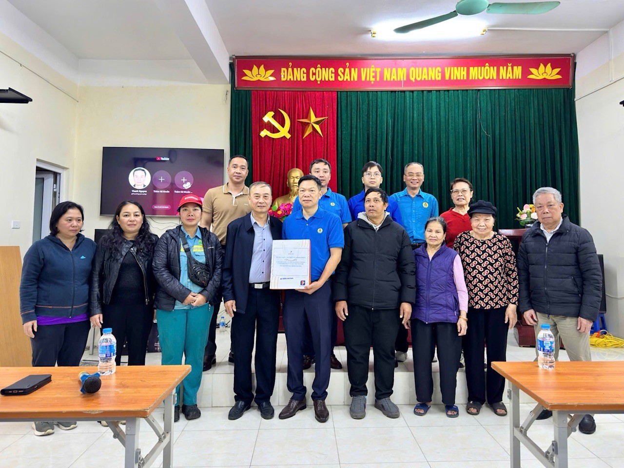 Công đoàn Tổng công ty Vận tải thủy Petrolimex thăm, trao quà Tết cho các hộ gia đình khó khăn tại phường Văn Miếu – Quốc Tử Giám