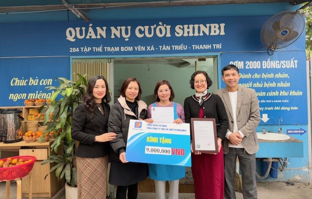 Công đoàn Tổng công ty trao quà ủng hộ Quán cơm từ thiện Cơm 2000đ Nụ cười Shinbi