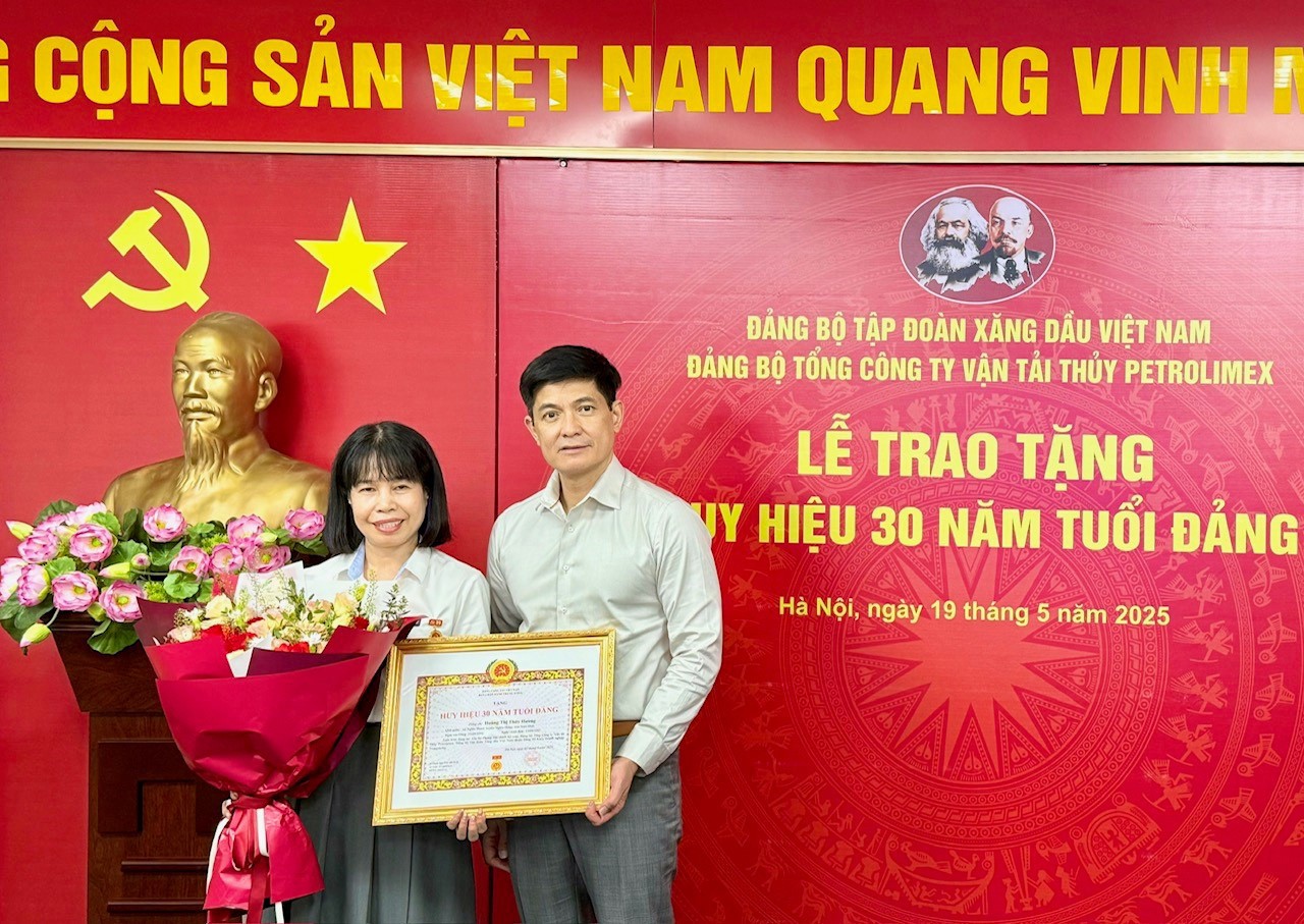 Lễ trao tặng huy hiệu 30 năm tuổi Đảng