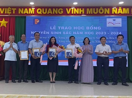 Petrolimex Đồng Tháp phối hợp trao học bổng Nguyễn Sinh Sắc năm học 2023-2024