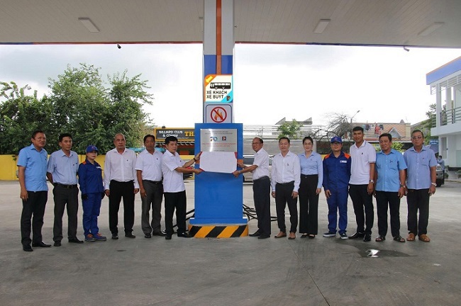 Petrolimex Đồng Tháp gắn biển công trình kỷ niệm 70 năm thành lập Tập đoàn Xăng dầu Việt Nam