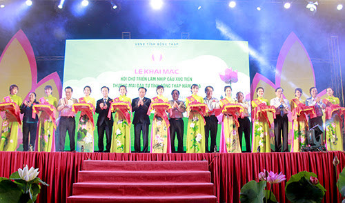 Giới thiệu sản phẩm Petrolimex tại Hội chợ  triển lãm Đồng Tháp 2016