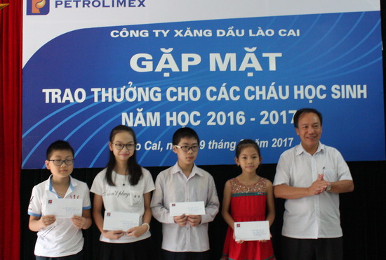 Petrolimex Lào Cai khen thưởng con CBCNV-NLĐ