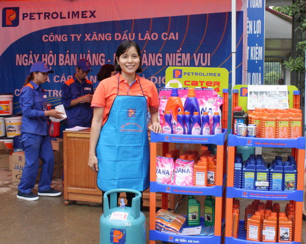 Hàng hóa, dịch vụ Petrolimex đến với đồng bào huyện Văn Bàn - Tự hào hàng Việt