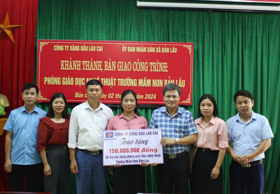 Công ty Xăng dầu Lào Cai hỗ trợ xã Bản Lầu thực hiện các mục tiêu quốc gia về xây dựng nông thôn mới