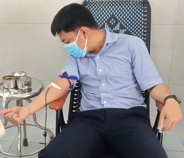 Anh Nguyễn Minh Quân hiến máu khẩn cấp cứu người bệnh nguy kịch