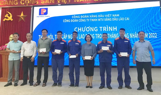 Trao quà thăm hỏi, hỗ trợ người lao động nhân Tháng Công nhân năm 2022