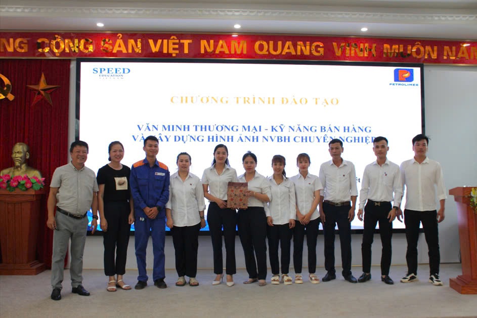 Petrolimex Lào Cai đào tạo nâng cao kỹ năng bán hàng, văn minh thương mại cho nhân viên bán hàng.