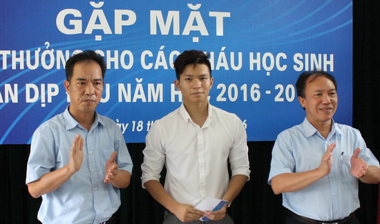 Trao phần thưởng cho con CBCNV-NLĐ đầu năm học 2016-2017