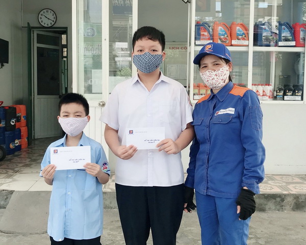 Trao thưởng con CBCNV nhân dịp đầu năm học mới 2021-2022
