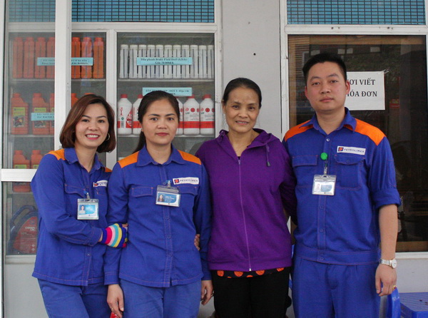 Anh Bùi Hoàng Lâm và chị Đặng Hương Khánh trả lại 50 triệu đồng của bà Phạm Thị Oanh đánh rơi tại CHXD Kim Tân