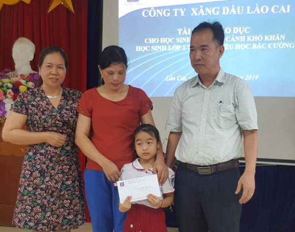 Chung tay nâng bước chân em đến trường