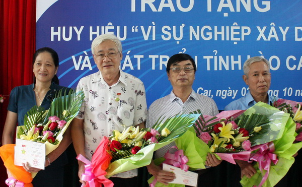 10 CBCNV Petrolimex Lào Cai nhận Huy hiệu “Vì sự nghiệp xây dựng và phát triển tỉnh Lào Cai”