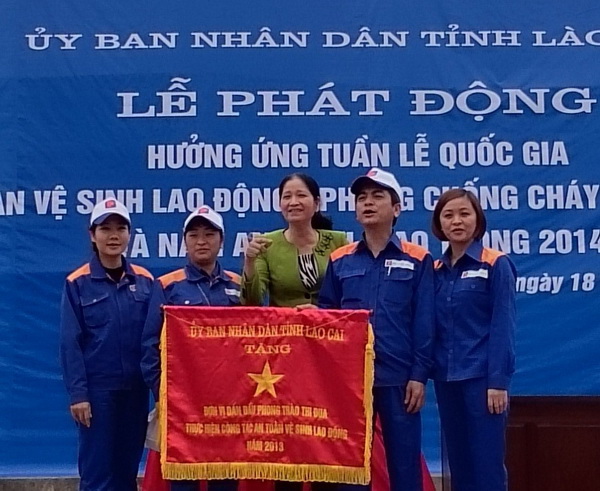 Petrolimex Lào Cai nhận Cờ thi đua trong công tác ATVSLĐ