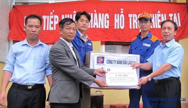 Giúp đồng bào thôn Can Hồ A khắc phục hậu quả lũ quét