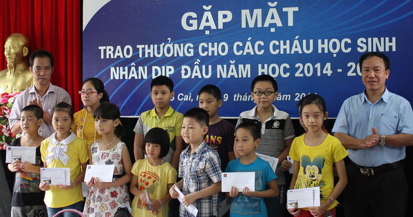 Khen thưởng con CNVC-NLĐ học giỏi năm học 2013-2014