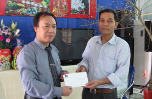 Trao tặng quà nhân dịp Tết Quý Tỵ năm 2013