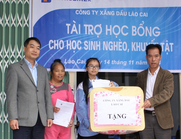 Đỡ đầu cháu Đỗ Thị Tuyết - học sinh nghèo học giỏi Trường THPT Chuyên Lào Cai