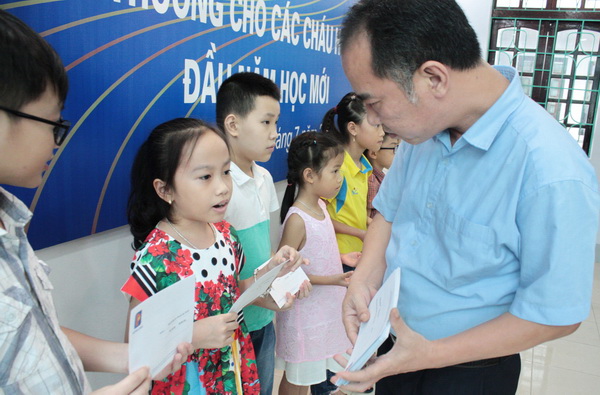 Petrolimex Lào Cai khen thưởng con CBCNV đầu năm học mới